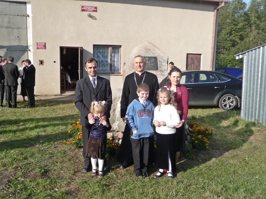 Rodzina Klepackich z Klepacz wraz z ks. abp Edwardem Ozorowskim